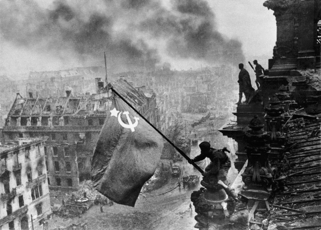 Alzando una bandera sobre el Reichstag, de Yevgueni Jaldéi Manipulada
