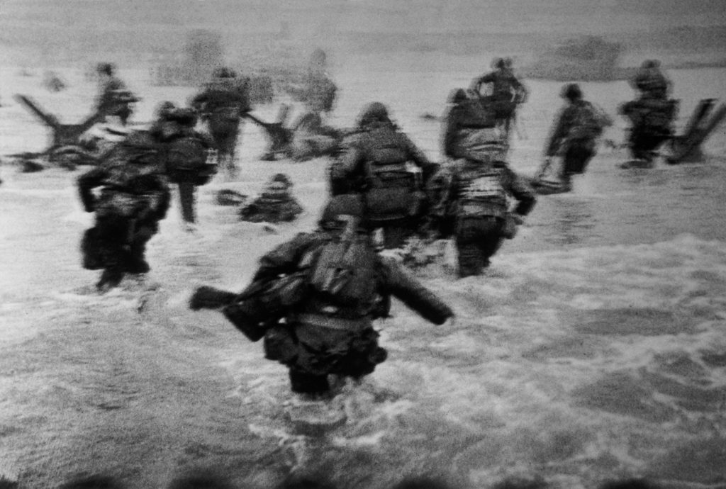 Robert Capa Desembarco de Normandía Día D 6 de Junio de 1944 Ligeramente desenfocado