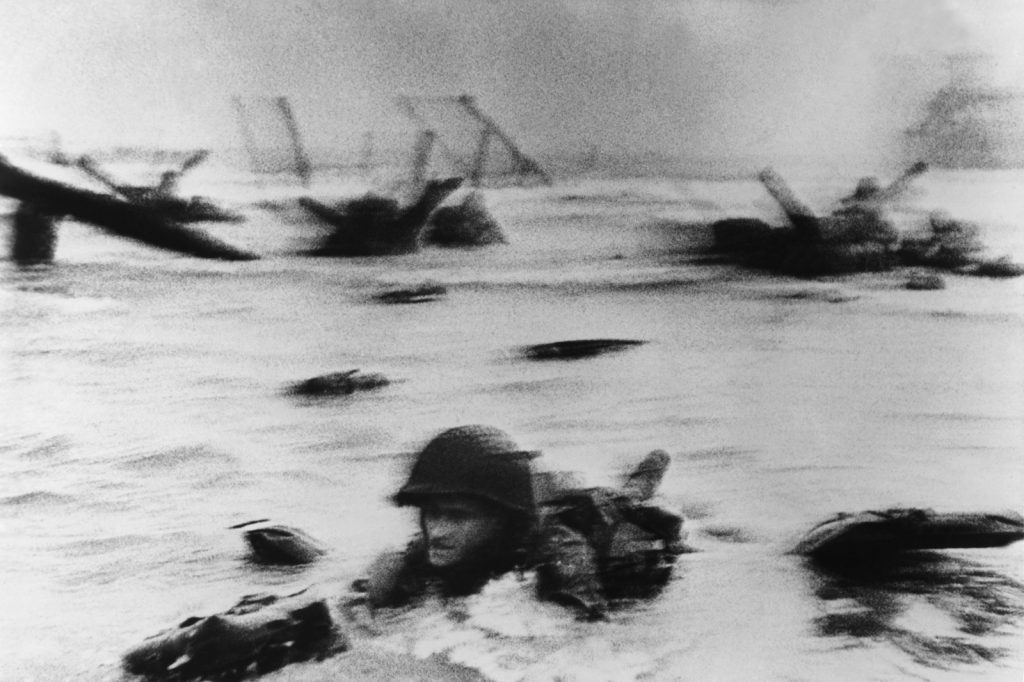 Robert Capa Soldado americano Edward K. Regan desembarcando en la playa de omaha en normandia 6 de Junio 1944 Dia D