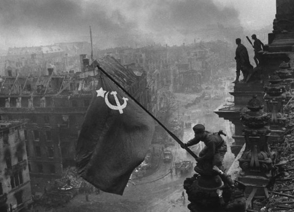 Alzando una bandera sobre el Reichstag, de Yevgueni Jaldéi Original