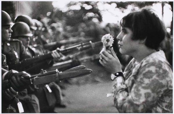 Marc Riboud Manifestación Vietnam 1975 Jan Rose Kasmir